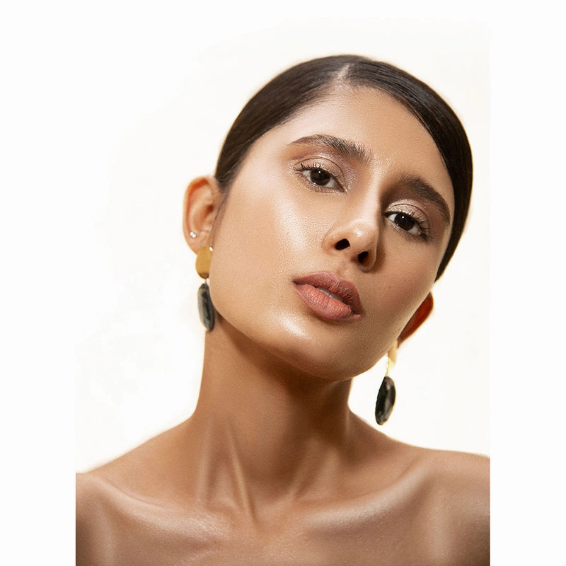 SUGAR Bling Leader Illuminating Moisturizer - 01 Gold Diggin' - Warm Gold with a Pearl Finish (25ml)